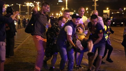ВОЈСКА НА УЛИЦАМА МИНСКА: Има и повређених, ескалирају нереди (ФОТО/ВИДЕО) ВОЈСКА НА УЛИЦАМА МИНСКА: Има и повређених, ескалирају нереди (ФОТО/ВИДЕО)