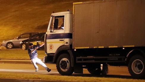 ПРЕГАЗИО ГА ПОЛИЦИЈСКИ АУТОМОБИЛ: Биланс крваве ноћи у Минску - један погинуо, 120 ухапшених ПРЕГАЗИО ГА ПОЛИЦИЈСКИ АУТОМОБИЛ: Биланс крваве ноћи у Минску - један погинуо, 120 ухапшених