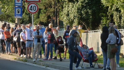OGROMNE GUŽVE ISPRED TORLAKA: Redovi za testiranje od jutros od 4.30 sati OGROMNE GUŽVE ISPRED TORLAKA: Redovi za testiranje od jutros od 4.30 sati