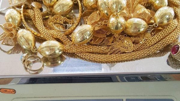 СРПКИЊА ПАЛА СА НАКИТОМ: Шпанска полиција привела две припаднице крими-групе зване Топ-модели СРПКИЊА ПАЛА СА НАКИТОМ: Шпанска полиција привела две припаднице крими-групе зване Топ-модели