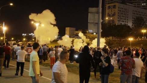 ХИЉАДЕ ЉУДИ НА ПРОТЕСТУ У МИНСКУ: Полиција користи водени топ и хапси демонстранте ХИЉАДЕ ЉУДИ НА ПРОТЕСТУ У МИНСКУ: Полиција користи водени топ и хапси демонстранте