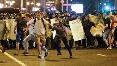 НЕРЕДИ У МИНСКУ: Полиција растерује демонстранте светлећим гранатама НЕРЕДИ У МИНСКУ: Полиција растерује демонстранте светлећим гранатама