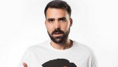 МИОДРАГ РАДОЊИЋ АЛИЈАС БАЋА ИЗ ЈУЖНОГ ВЕТРА : Тотално га разоружала заносна црнка МИОДРАГ РАДОЊИЋ АЛИЈАС БАЋА ИЗ ЈУЖНОГ ВЕТРА : Тотално га разоружала заносна црнка