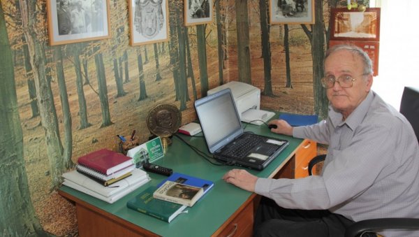 НОЋУ МЕЂУ РОМАНИМА, ДАЊУ МЕЂУ МАЛИНАМА: Годишњица смрти Добрила Ненадића (1940-2019), писца неодољивих историјских прича НОЋУ МЕЂУ РОМАНИМА, ДАЊУ МЕЂУ МАЛИНАМА: Годишњица смрти Добрила Ненадића (1940-2019), писца неодољивих историјских прича