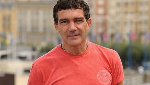 НА РОЂЕНДАН САЗНАО ДА ЈЕ ПОЗИТИВАН НА КОРОНУ: Бандерас пуни 60, а ево како се сад осећа НА РОЂЕНДАН САЗНАО ДА ЈЕ ПОЗИТИВАН НА КОРОНУ: Бандерас пуни 60, а ево како се сад осећа