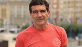 НА РОЂЕНДАН САЗНАО ДА ЈЕ ПОЗИТИВАН НА КОРОНУ: Бандерас пуни 60, а ево како се сад осећа НА РОЂЕНДАН САЗНАО ДА ЈЕ ПОЗИТИВАН НА КОРОНУ: Бандерас пуни 60, а ево како се сад осећа