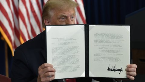 ТРАМПОВ АС ИЗ РУКАВА: Демократе куде уредбе председника САД којима помаже најугроженијима ТРАМПОВ АС ИЗ РУКАВА: Демократе куде уредбе председника САД којима помаже најугроженијима