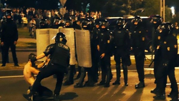 ОДЈЕКУЈУ ЕКСПЛОЗИЈЕ У ЦЕНТРУ МИНСКА: Погинуо демонстрант (ВИДЕО) ОДЈЕКУЈУ ЕКСПЛОЗИЈЕ У ЦЕНТРУ МИНСКА: Погинуо демонстрант (ВИДЕО)