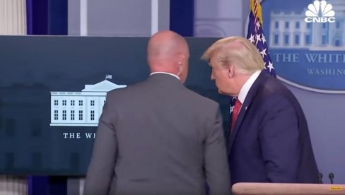 ПРИПАДНИК ТАЈНЕ СЛУЖБЕ МУ ЈЕ ПРИШАО: Ово је тренутак када је Трамп сазнао за пуцњаву код Беле куће (ВИДЕО) ПРИПАДНИК ТАЈНЕ СЛУЖБЕ МУ ЈЕ ПРИШАО: Ово је тренутак када је Трамп сазнао за пуцњаву код Беле куће (ВИДЕО)