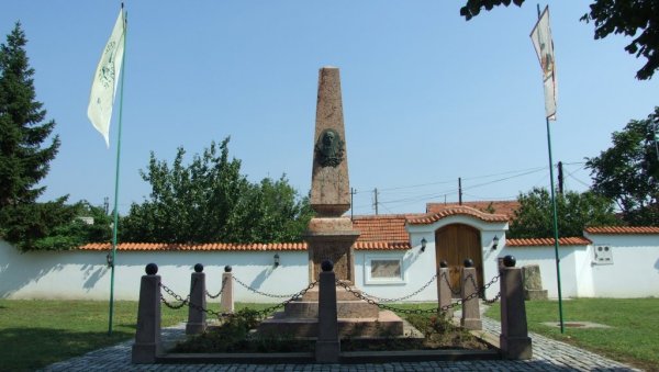 ЈУНАК ПРВОГ СРПСКОГ УСТАНКА: Обележена 207. годишњица погибије Хајдук Вељка Петровића ЈУНАК ПРВОГ СРПСКОГ УСТАНКА: Обележена 207. годишњица погибије Хајдук Вељка Петровића