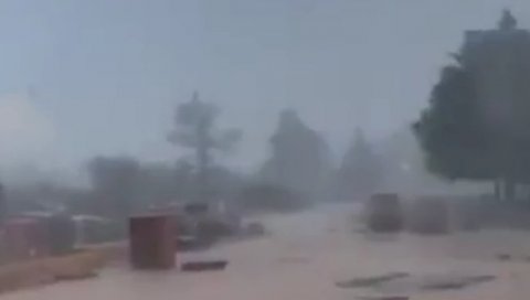 СНАЖНО НЕВРЕМЕ ЗАХВАТИЛО ДАЛМАЦИЈУ: У Кистањама за мање од сат времена пало рекордних 53 литара кише, бујице на улицама (ВИДЕО) СНАЖНО НЕВРЕМЕ ЗАХВАТИЛО ДАЛМАЦИЈУ: У Кистањама за мање од сат времена пало рекордних 53 литара кише, бујице на улицама (ВИДЕО)