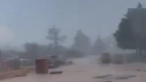 SNAŽNO NEVREME ZAHVATILO DALMACIJU: U Kistanjama za manje od sat vremena palo rekordnih 53 litara kiše, bujice na ulicama (VIDEO) SNAŽNO NEVREME ZAHVATILO DALMACIJU: U Kistanjama za manje od sat vremena palo rekordnih 53 litara kiše, bujice na ulicama (VIDEO)