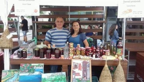 ОНЛАЈН ЗИМНИЦА; ЏЕМОВИ И РАКИЈА: Прва интернет-продавница на КиМ Купуј са Космета дневно има више од 100 поруџбина ОНЛАЈН ЗИМНИЦА; ЏЕМОВИ И РАКИЈА: Прва интернет-продавница на КиМ Купуј са Космета дневно има више од 100 поруџбина