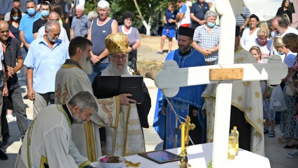 ХРАМ ВЕРЕ, ЉУБАВИ И СЛОГЕ: Патријарх Иринеј освештао темеље прве цркве у селу Раковица, надомак Београда ХРАМ ВЕРЕ, ЉУБАВИ И СЛОГЕ: Патријарх Иринеј освештао темеље прве цркве у селу Раковица, надомак Београда