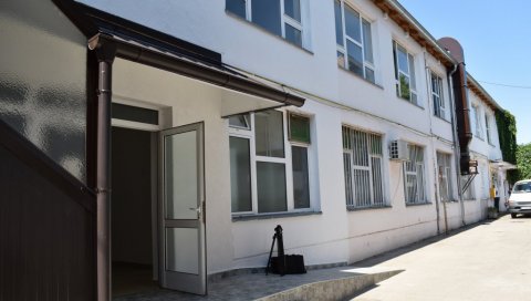 ПРИХВАТИЛИШТЕ КАО ХОТЕЛ ЗА БЕСКУЋНИКЕ: Зграда бившег интерната у Кикинди спремна да прими особе без крова над главом ПРИХВАТИЛИШТЕ КАО ХОТЕЛ ЗА БЕСКУЋНИКЕ: Зграда бившег интерната у Кикинди спремна да прими особе без крова над главом