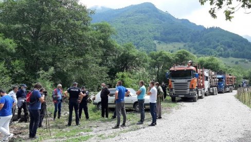 BLOKADOM ŠTITE PUT: Meštani sela Kuti kod Andrijevice, ponovo u akciji BLOKADOM ŠTITE PUT: Meštani sela Kuti kod Andrijevice, ponovo u akciji