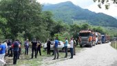 БЛОКАДОМ ШТИТЕ ПУТ: Мештани села Кути код Андријевице, поново у акцији БЛОКАДОМ ШТИТЕ ПУТ: Мештани села Кути код Андријевице, поново у акцији