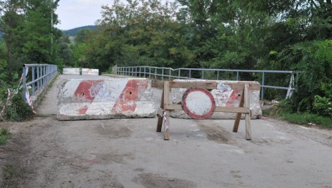 ЧЕКА СЕ ПАД ВОДОСТАЈА: Тражи се решење за санацију оштећеног моста преко Западне Мораве ЧЕКА СЕ ПАД ВОДОСТАЈА: Тражи се решење за санацију оштећеног моста преко Западне Мораве