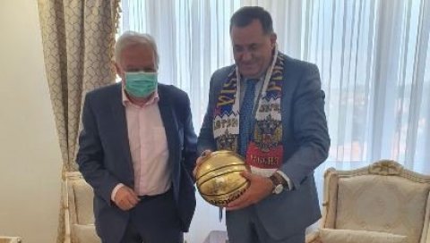 ПОКЛОН АМБАСАДОРА РУСИЈЕ: Додик добио дрес и лопту са потписима кошаркаша руске репрезентације ПОКЛОН АМБАСАДОРА РУСИЈЕ: Додик добио дрес и лопту са потписима кошаркаша руске репрезентације