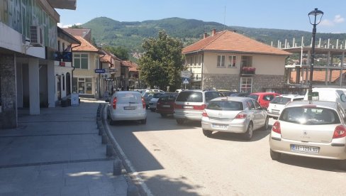 ТУКЛИ ДЕВОЈКУ И МЛАДИЋА У ЦЕНТРУ ГРАДА: Ухапшена четворица осумњичених из Пријепоља ТУКЛИ ДЕВОЈКУ И МЛАДИЋА У ЦЕНТРУ ГРАДА: Ухапшена четворица осумњичених из Пријепоља