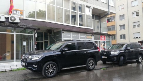 OPOZICIJU PRATE I KAŽNJAVAJU, BOŠKOVIĆ SE BAHATI: DŽip funkcionera DPS parkiran na trotoaru ispred stranke OPOZICIJU PRATE I KAŽNJAVAJU, BOŠKOVIĆ SE BAHATI: DŽip funkcionera DPS parkiran na trotoaru ispred stranke