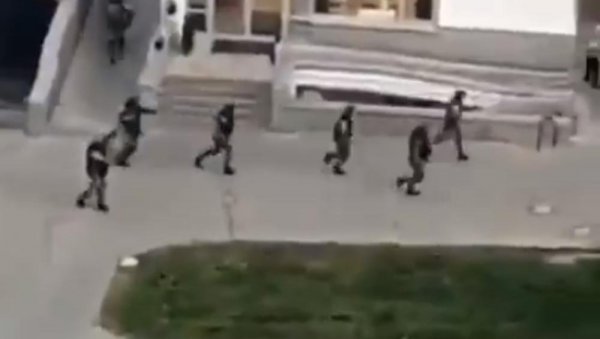 Полиција у Минску пуцала на људе који су са балкона давали подршку демонстрантима (ВИДЕО) Полиција у Минску пуцала на људе који су са балкона давали подршку демонстрантима (ВИДЕО)