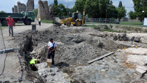 НА РЕД ДОШЛА И ВАРОШКА КАПИЈА: Почела реализација друге фазе археолошких радова у Смедеревској тврђави НА РЕД ДОШЛА И ВАРОШКА КАПИЈА: Почела реализација друге фазе археолошких радова у Смедеревској тврђави