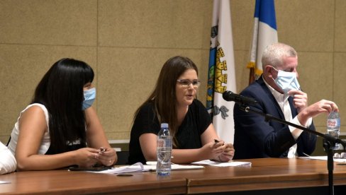 ЗЕМУНЦИ ПОТВРДИЛИ 57 МАНТАДА: Андријана Кукољ на челу локалног парламента ЗЕМУНЦИ ПОТВРДИЛИ 57 МАНТАДА: Андријана Кукољ на челу локалног парламента