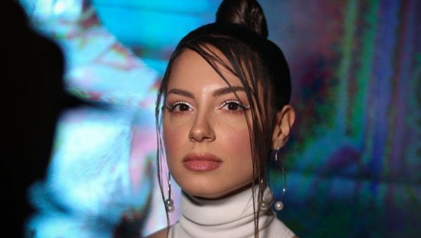 ТУКЛА БИХ ЈЕ: Сару Јовановић напали због исмевања колегинице, певачица се обратила јавности (ФОТО) ТУКЛА БИХ ЈЕ: Сару Јовановић напали због исмевања колегинице, певачица се обратила јавности (ФОТО)
