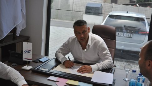 ДНС СПРЕМАН ЗА ЛОКАЛНЕ ИЗБОРЕ: Нешић потписао изборне листе ДНС СПРЕМАН ЗА ЛОКАЛНЕ ИЗБОРЕ: Нешић потписао изборне листе