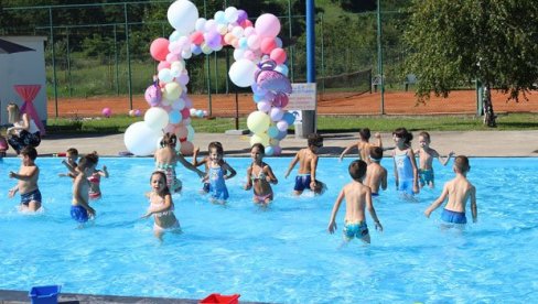 ШКОЛА ПЛИВАЊА У УГЉЕВИКУ: Бесплатна обука траје већ пет година, подељене дипломе за 140 малишана ШКОЛА ПЛИВАЊА У УГЉЕВИКУ: Бесплатна обука траје већ пет година, подељене дипломе за 140 малишана