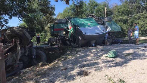 JEZIVE SLIKE SA MESTA NESREĆE KOD OBRENOVCA Kamion sleteo sa puta, auto i motocikl potpuno uništeni (FOTO) JEZIVE SLIKE SA MESTA NESREĆE KOD OBRENOVCA Kamion sleteo sa puta, auto i motocikl potpuno uništeni (FOTO)