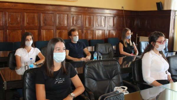 ОБРАДОВАЛИ ГРАДСКУ ВЛАСТ: Студенти на пракси у Градској управи Бијељина ОБРАДОВАЛИ ГРАДСКУ ВЛАСТ: Студенти на пракси у Градској управи Бијељина