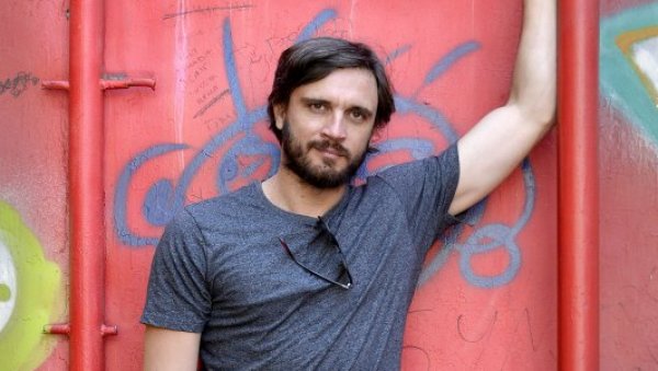 ГЛУМАЦ ПРОДАВАО СВИЊЕ, МАЛИНЕ И ЛУБЕНИЦЕ: Никад ми није било испод части да радим! ГЛУМАЦ ПРОДАВАО СВИЊЕ, МАЛИНЕ И ЛУБЕНИЦЕ: Никад ми није било испод части да радим!