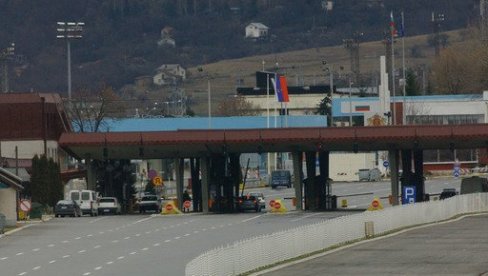 SPREČENO KRIJUMČARENJE DRAGOCENOSTI: Pogledajte šta je sve od nakita švercovao bugarski državljanin (FOTO) SPREČENO KRIJUMČARENJE DRAGOCENOSTI: Pogledajte šta je sve od nakita švercovao bugarski državljanin (FOTO)
