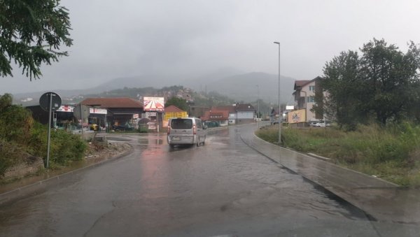 ГРАД И ОЛУЈНО НЕВРЕМЕ У ПОДГОРИЦИ: Насеља остала без струје, снажно невреме погодило Црну Гору ГРАД И ОЛУЈНО НЕВРЕМЕ У ПОДГОРИЦИ: Насеља остала без струје, снажно невреме погодило Црну Гору