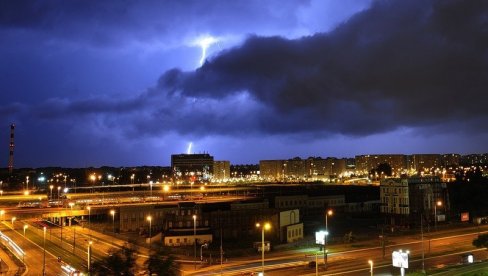 POGLEDAJTE KAKO SE SMRTONOSNA OLUJA PRIBLIŽAVA SRBIJI: Očekuje se da kod nas dođe posle 19h, prvo u ovaj grad