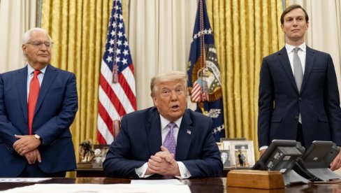 ТРАМП ПОНОВО НА РАДНОМ МЕСТУ: Ушао у Овалну собу први пут после изласка из болнице, обавештен о урагану Делта ТРАМП ПОНОВО НА РАДНОМ МЕСТУ: Ушао у Овалну собу први пут после изласка из болнице, обавештен о урагану Делта