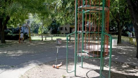 БИЗАРНА СЦЕНА У БЕОГРАДСКОМ ПАРКИЋУ: Човек сам себи зарио нож у стомак БИЗАРНА СЦЕНА У БЕОГРАДСКОМ ПАРКИЋУ: Човек сам себи зарио нож у стомак