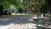 BIZARNA SCENA U BEOGRADSKOM PARKIĆU: Čovek sam sebi zario nož u stomak BIZARNA SCENA U BEOGRADSKOM PARKIĆU: Čovek sam sebi zario nož u stomak