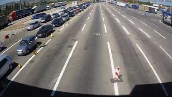 ТУРИСТИ “БЕЖЕ” ИЗ ХРВАТСКЕ: Колоне дуге три километра, на границама редови ТУРИСТИ “БЕЖЕ” ИЗ ХРВАТСКЕ: Колоне дуге три километра, на границама редови