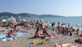 DRAMA NA PLAŽI U ČANJU: Čovek se davio, beba se gušila u pesku - za 15 minuta radnici KC Kragujevac spasili oboje!