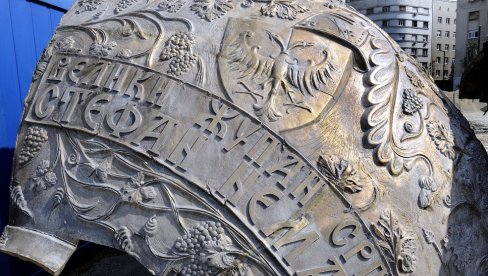 ИМПРЕСИВНИ ДЕТАЉИ НА СПОМЕНИКУ СТЕФАНУ НЕМАЊИ: Од двоглавог орла до винове лозе, сваки има своје значење (ФОТО) ИМПРЕСИВНИ ДЕТАЉИ НА СПОМЕНИКУ СТЕФАНУ НЕМАЊИ: Од двоглавог орла до винове лозе, сваки има своје значење (ФОТО)