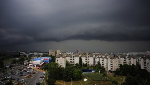 ZAŠTO SU OBLACI OVAKO NISKO? Prate ih grad i grmljavina, a ovo je objašnjenje meteorologa ZAŠTO SU OBLACI OVAKO NISKO? Prate ih grad i grmljavina, a ovo je objašnjenje meteorologa