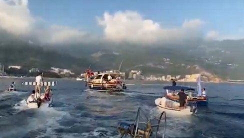 ВЕЛИКА ЛИТИЈА НА МОРУ: Будва брани светиње чамцима и баркама, на челу непрегледне колоне Бато Царевић (ВИДЕО) ВЕЛИКА ЛИТИЈА НА МОРУ: Будва брани светиње чамцима и баркама, на челу непрегледне колоне Бато Царевић (ВИДЕО)