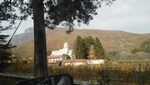 КОМАНДАНТ КФОРА ДАНАС У ДЕЧАНИМА: Прекинута градња код манастира КОМАНДАНТ КФОРА ДАНАС У ДЕЧАНИМА: Прекинута градња код манастира