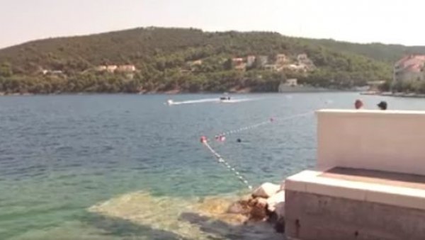 ДРАМА НА ПЛАЖИ: Купачи угледали перају како вири из мора, на прву помислили да је ајкула, али је епилог приче ипак другачији (ВИДЕО) ДРАМА НА ПЛАЖИ: Купачи угледали перају како вири из мора, на прву помислили да је ајкула, али је епилог приче ипак другачији (ВИДЕО)