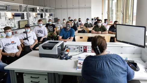 “НОВОСТИ” ИСТРАЖУЈУ - У СВЕТУ САГЛАСНИ: Празне учионице опасније од короне “НОВОСТИ” ИСТРАЖУЈУ - У СВЕТУ САГЛАСНИ: Празне учионице опасније од короне