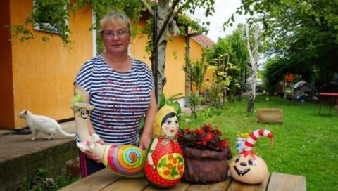 ПЕНЗИОНЕРКУ ИЗ МЕЂЕ, САМОУКУ СЛИКАРУ, ЗАПАЗИЛИ И ЛОВЦИ НА ТАЛЕНТЕ: Нади се диве и у Лондону (ФОТО) ПЕНЗИОНЕРКУ ИЗ МЕЂЕ, САМОУКУ СЛИКАРУ, ЗАПАЗИЛИ И ЛОВЦИ НА ТАЛЕНТЕ: Нади се диве и у Лондону (ФОТО)