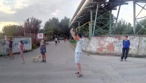 МИРНИ ПРОТЕСТИ У ЗРЕЊАНИНУ ПРОТИВ КАФИЛЕРИЈЕ: Још увек ради, без обзира на забрану (ФОТО) МИРНИ ПРОТЕСТИ У ЗРЕЊАНИНУ ПРОТИВ КАФИЛЕРИЈЕ: Још увек ради, без обзира на забрану (ФОТО)